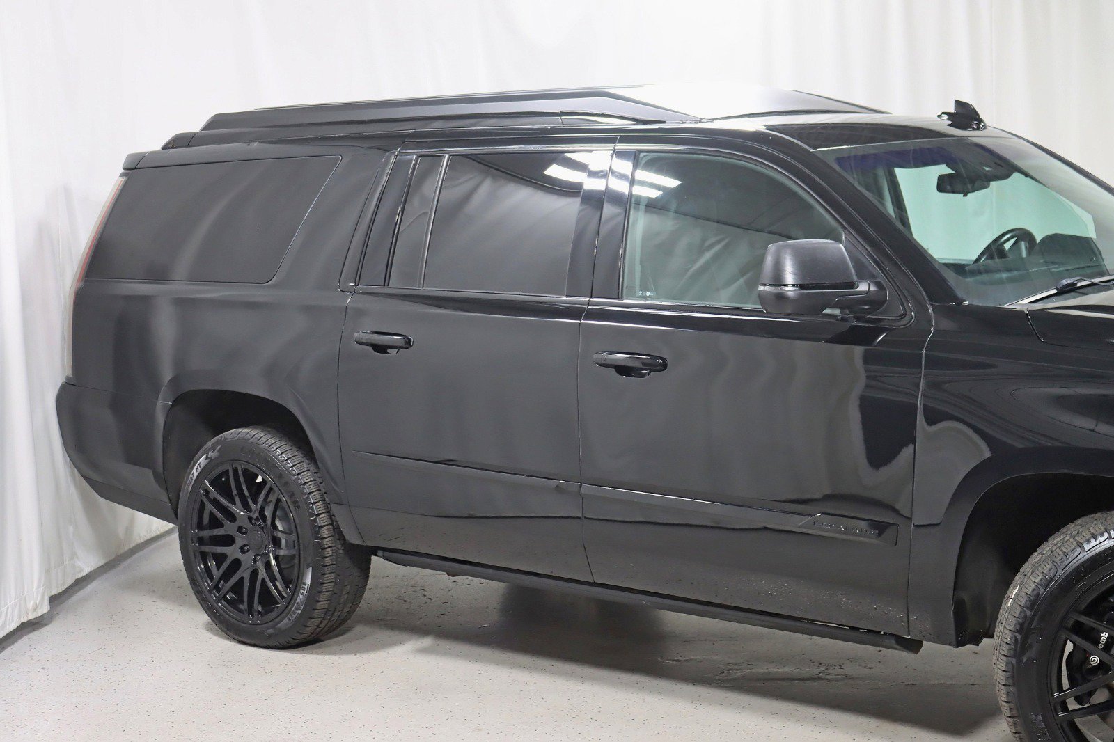 Used 2017 Cadillac Escalade ESV Luxury image 3