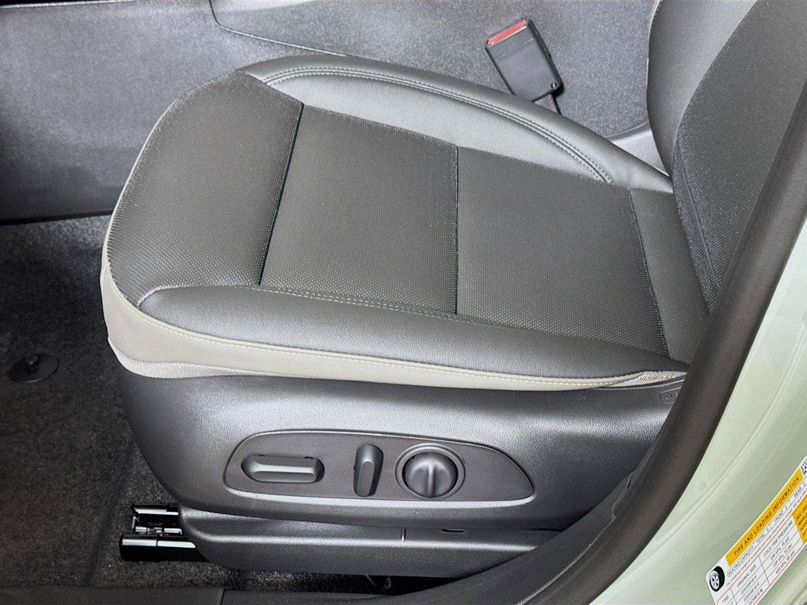 New 2026 Chevrolet Trax ACTIV w/ Sunroof Package FWD image 16
