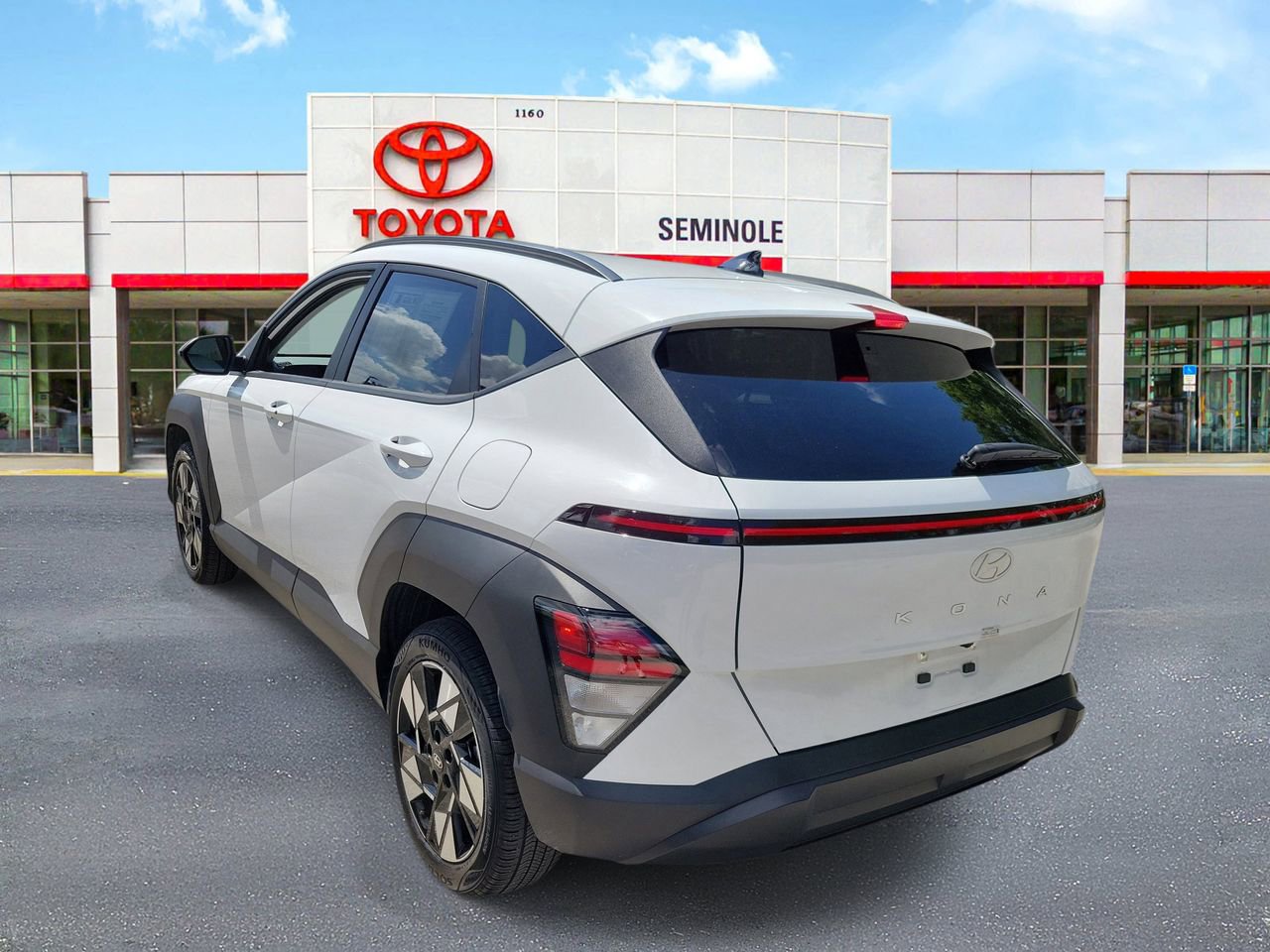 Used 2025 Hyundai Kona SEL FWD image 4