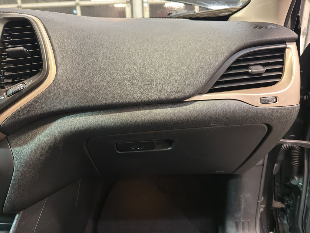 Used 2015 Jeep Cherokee Limited image 24