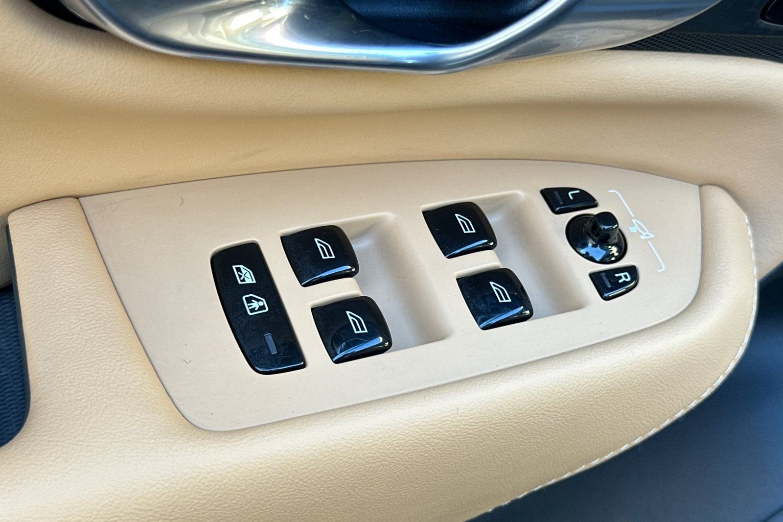 Used 2024 Volvo XC90 T8 Ultimate w/ Protection Package Premier image 11