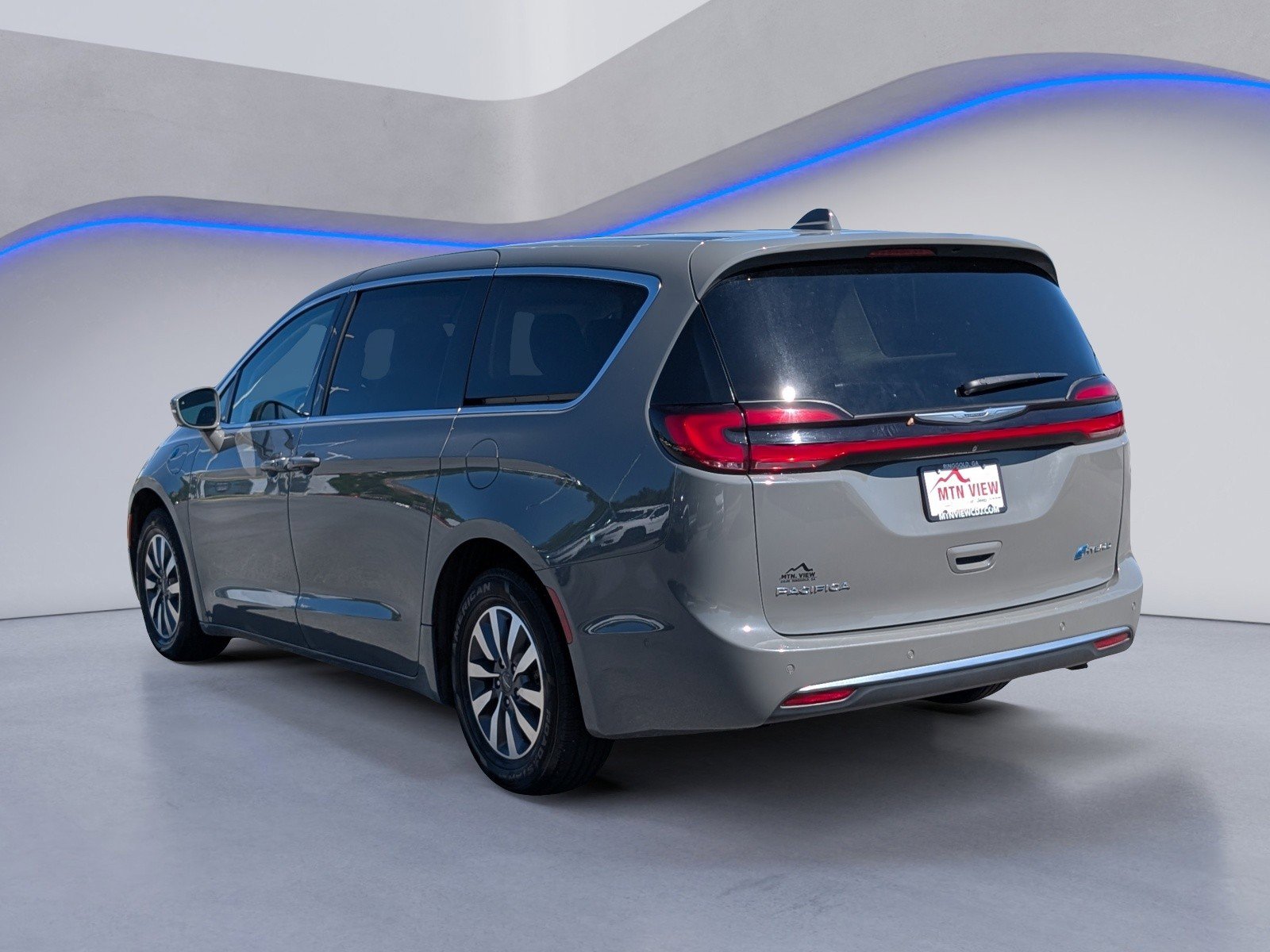 Used 2022 Chrysler Pacifica Touring-L w/ Uconnect Theater Family Group FWD image 7