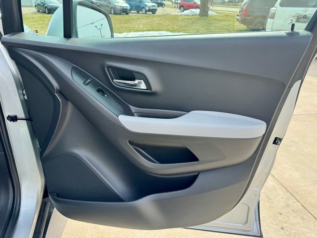 Used 2020 Chevrolet Trax LT w/ Driver Confidence Package image 11
