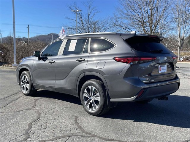 Used 2023 Toyota Highlander XLE image 3