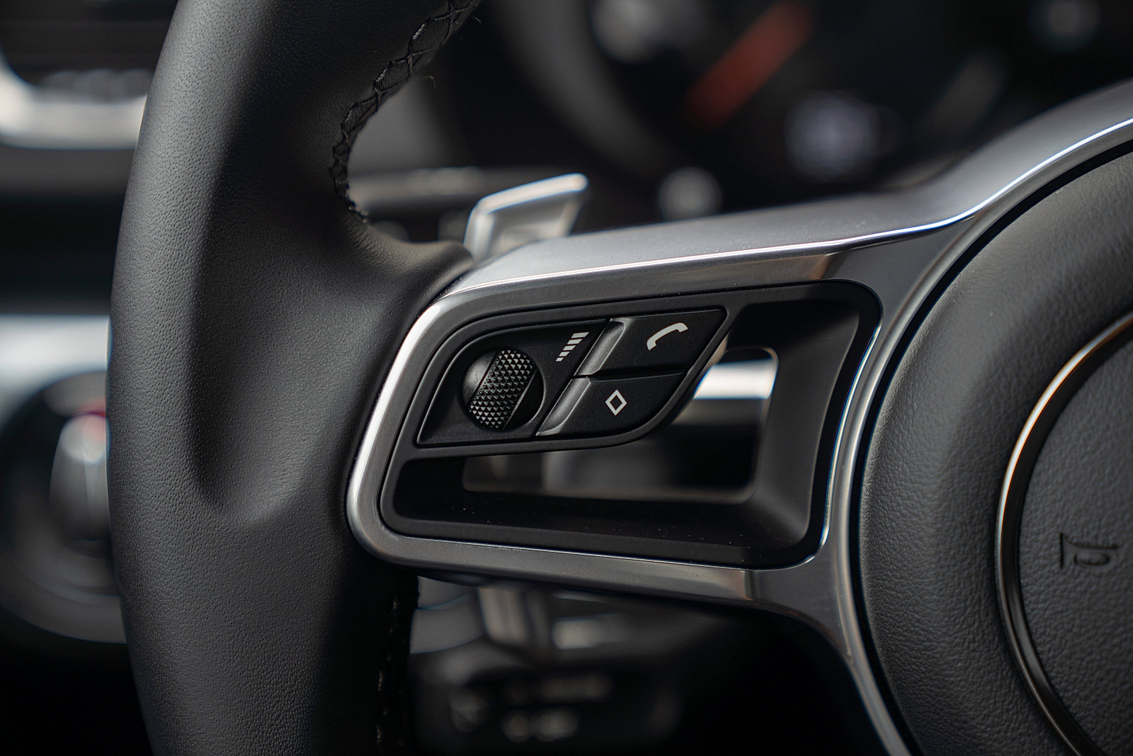 Used 2025 Porsche 718 Cayman RWD image 7
