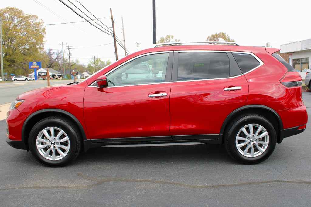 Used 2017 Nissan Rogue SV image 2