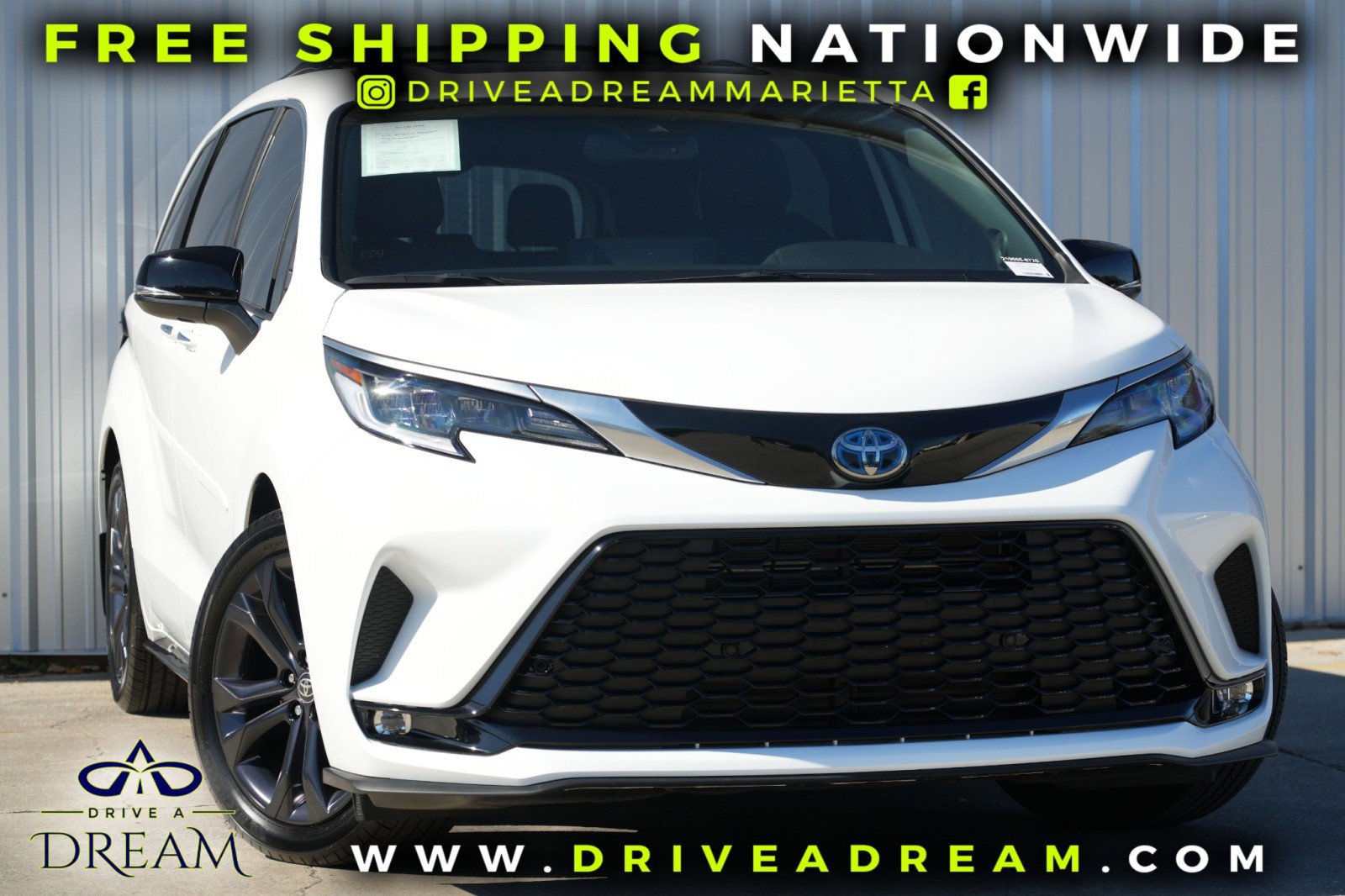 Used 2024 Toyota Sienna XSE w/ XSE Premium Package image 2