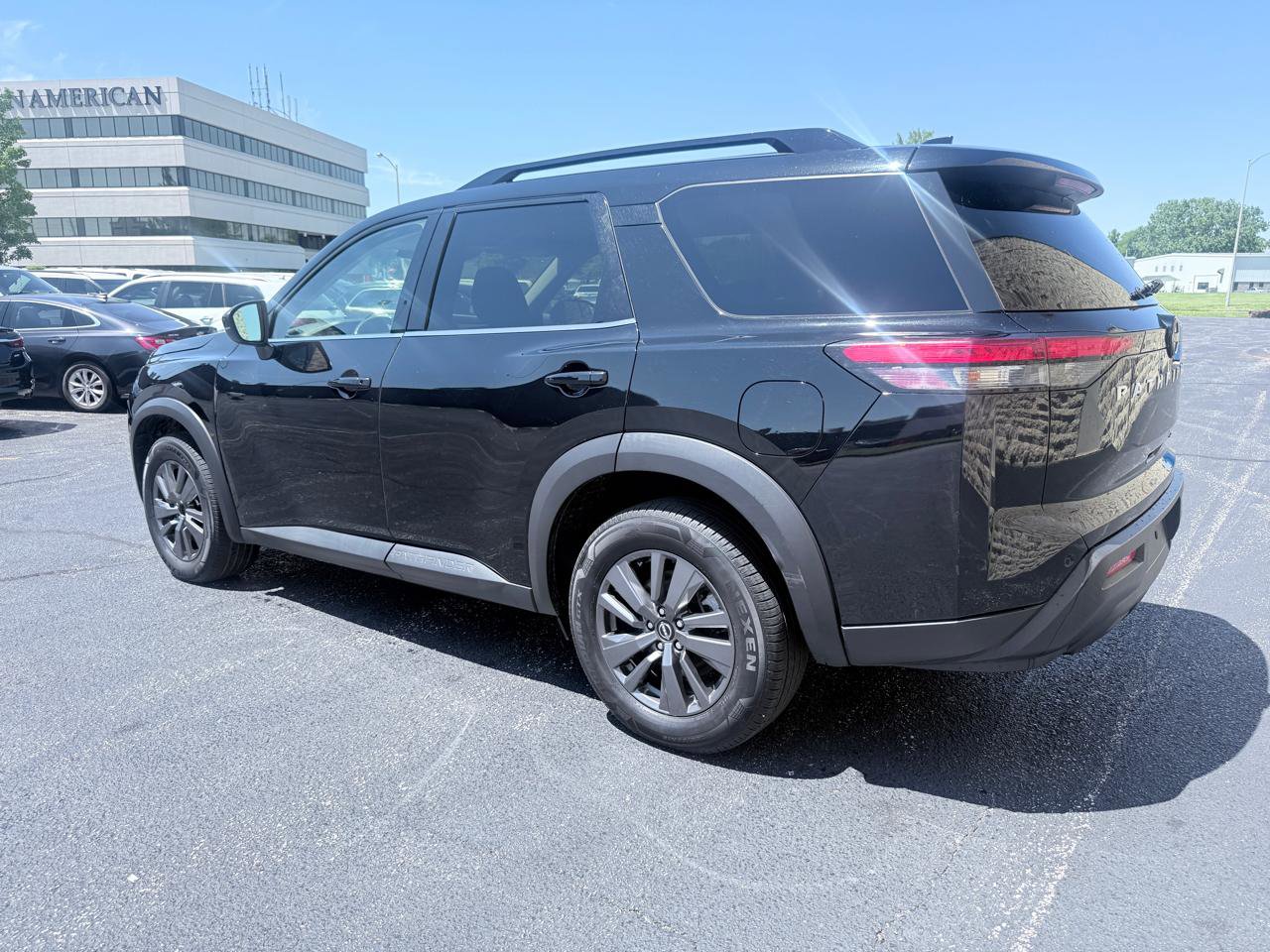 Used 2022 Nissan Pathfinder SV AWD/4WD image 3