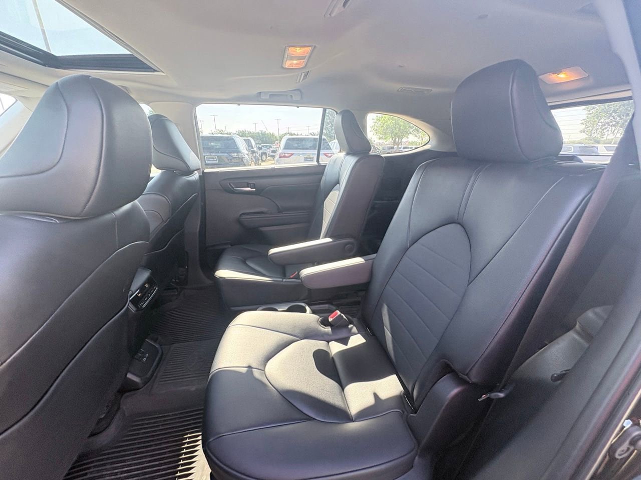 Used 2025 Toyota Highlander XLE AWD/4WD image 7