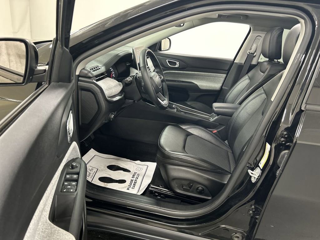 Used 2022 Jeep Compass Latitude w/ Sun and Sound Group AWD/4WD image 9