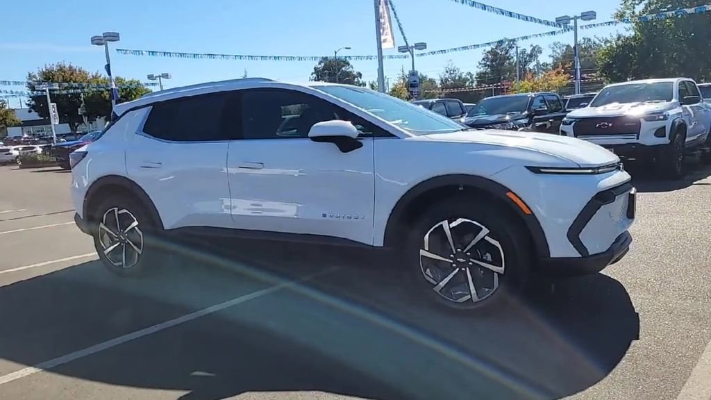 New 2026 Chevrolet Equinox EV LT image 2