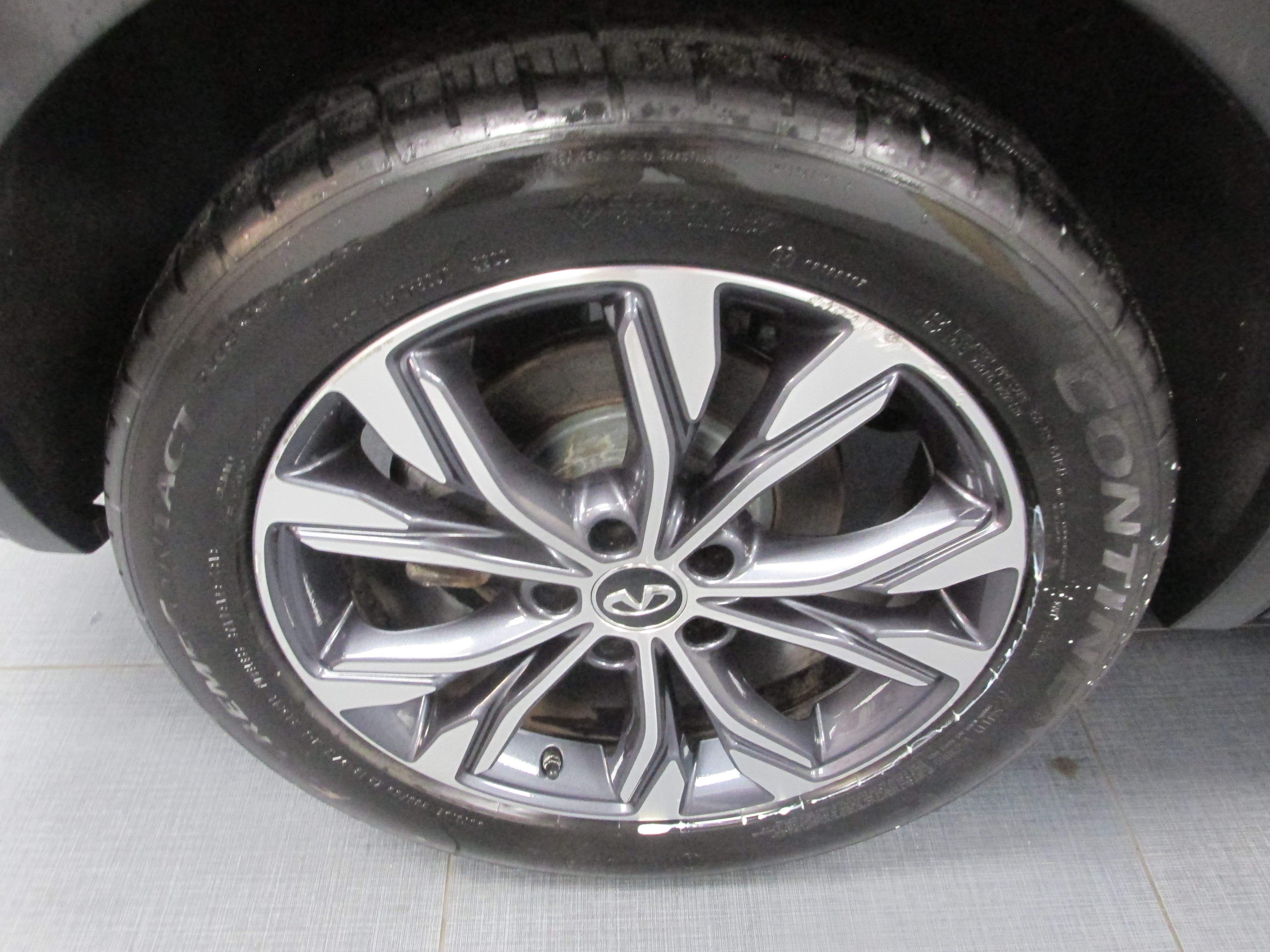 Used 2017 INFINITI QX30 AWD image 16