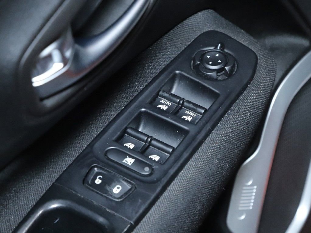 Used 2018 Jeep Renegade Latitude FWD image 17
