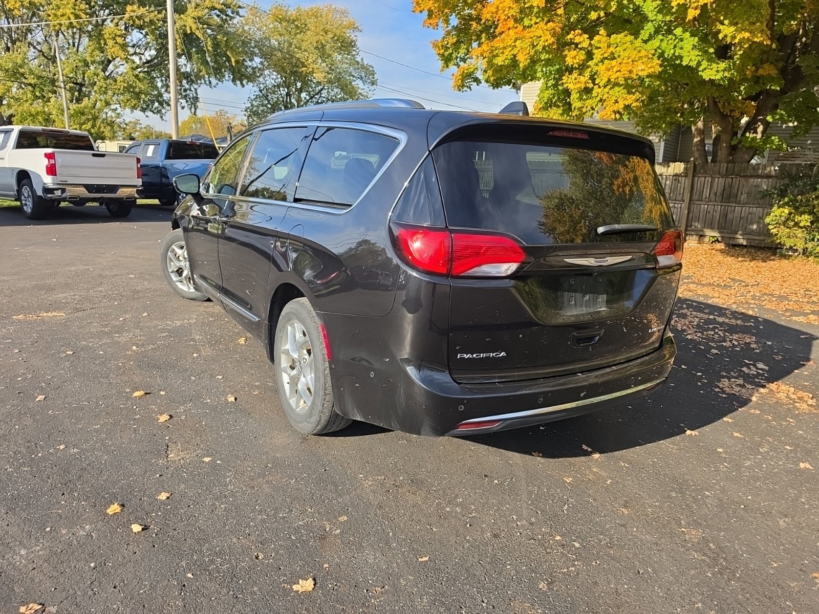 Used 2019 Chrysler Pacifica Limited w/ Advanced Safetytec Group FWD image 8
