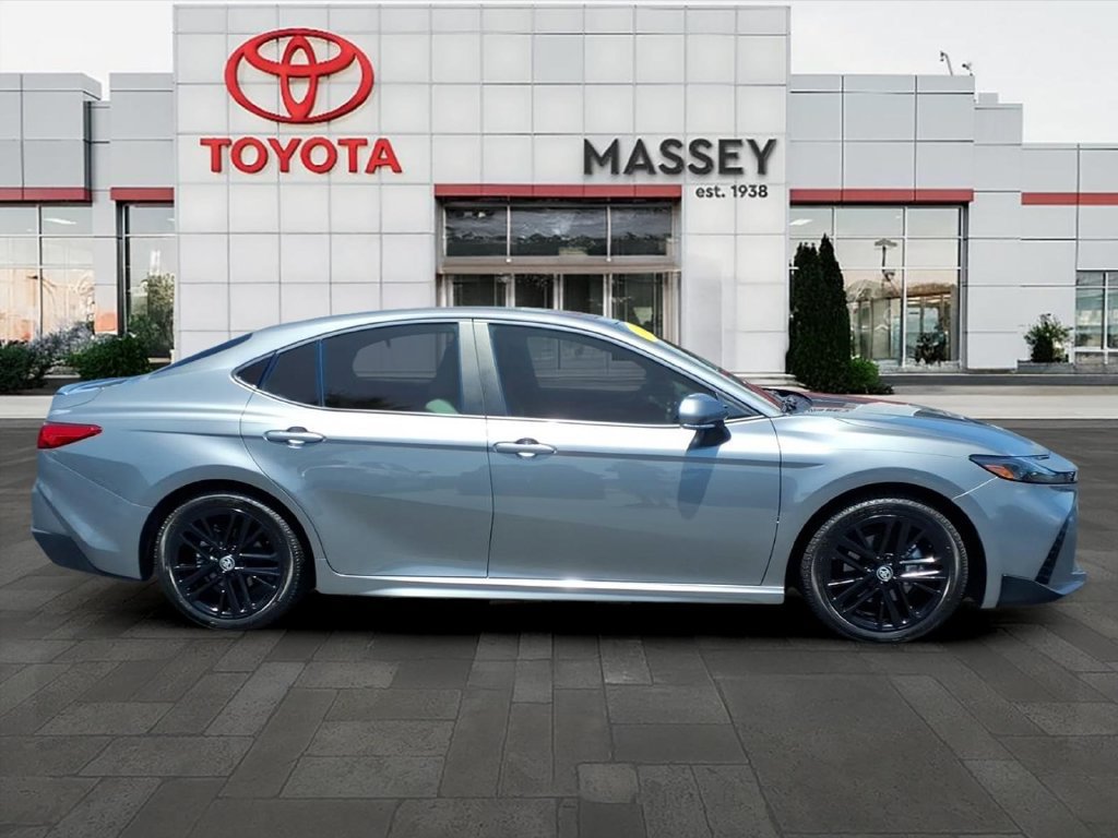 Used 2025 Toyota Camry SE FWD image 3