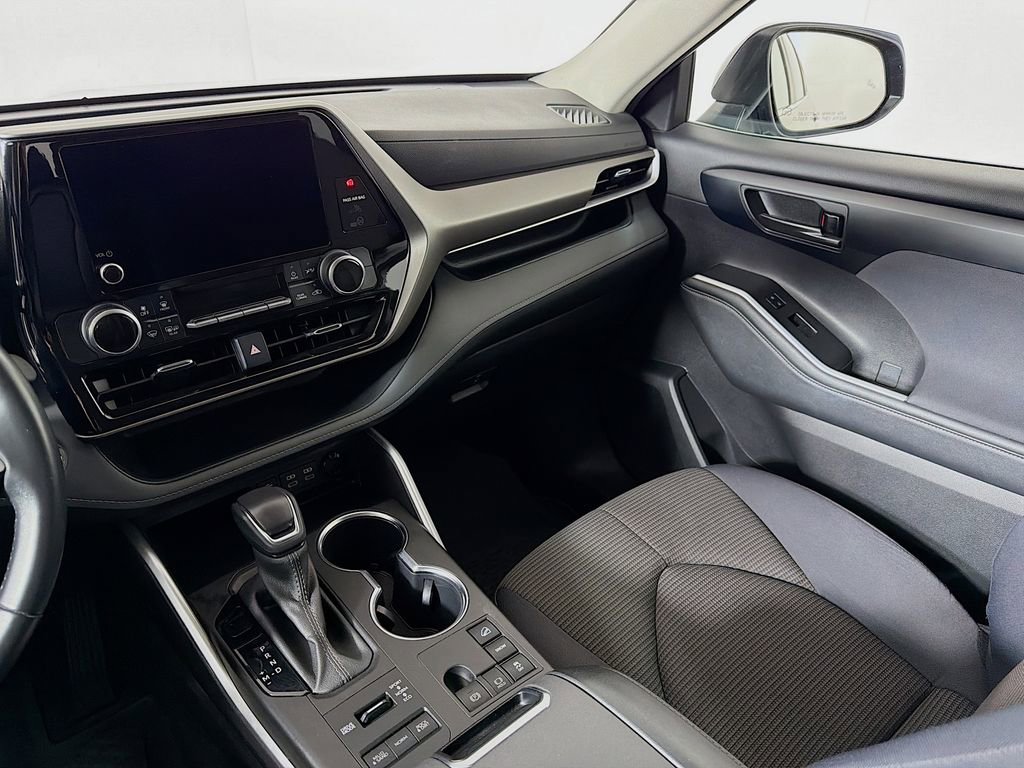 Used 2023 Toyota Highlander LE image 24