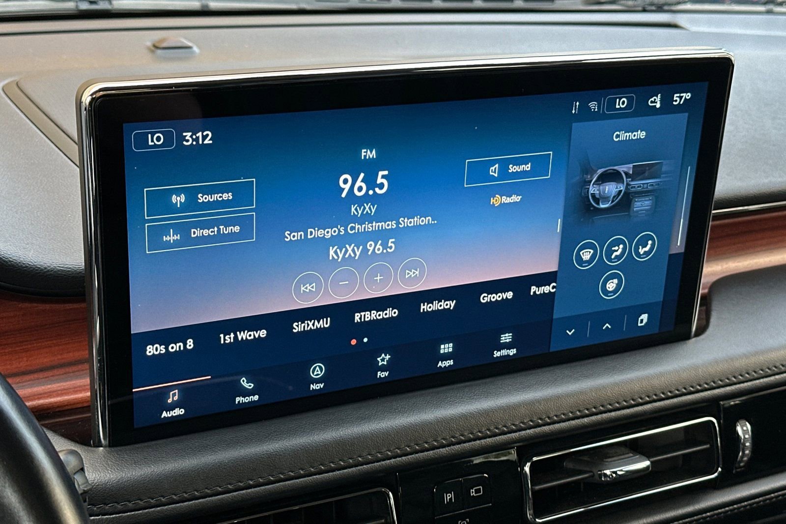 Used 2022 Lincoln Nautilus Reserve w/ Equipment Group 202A image 17