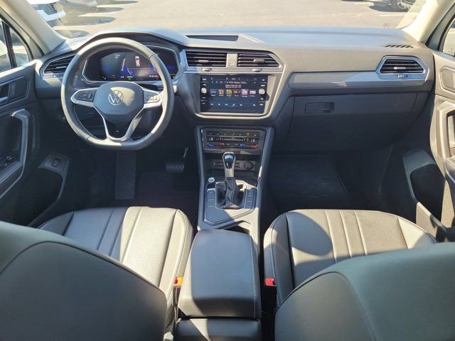 Used 2023 Volkswagen Tiguan SE w/ Panoramic Sunroof Package FWD image 2