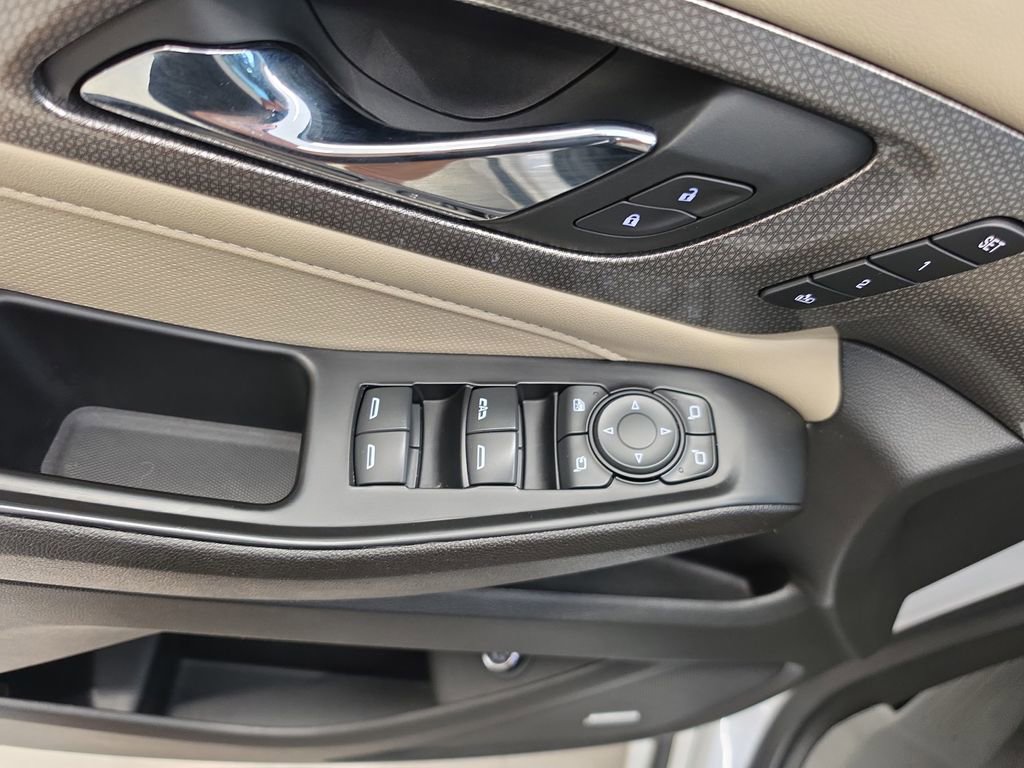 Used 2023 Chevrolet Traverse Premier FWD image 16