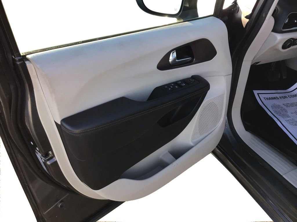 Used 2019 Chrysler Pacifica Touring image 20