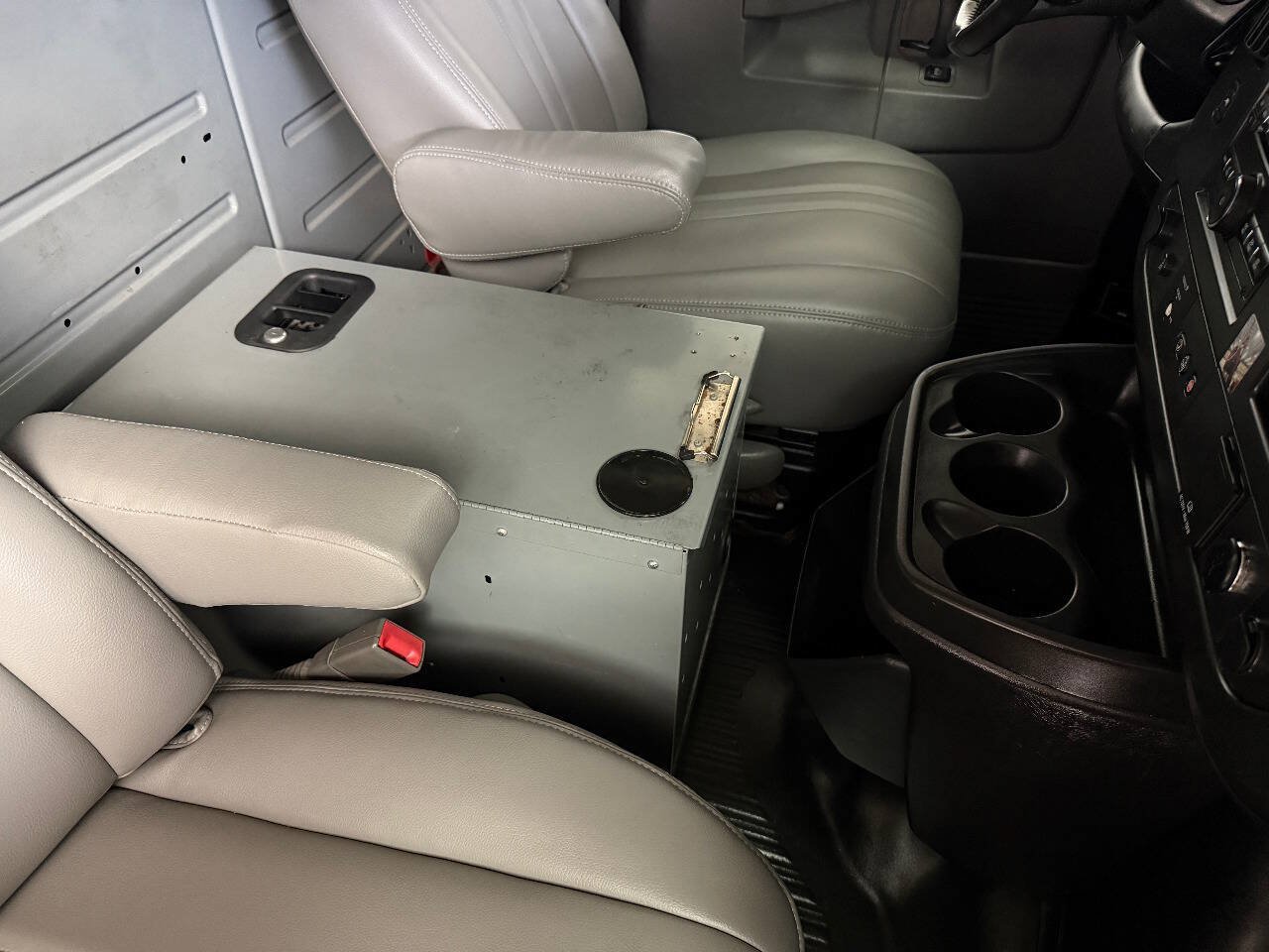 Used 2018 Chevrolet Express 3500 Extended w/ Driver Convenience Package RWD image 29