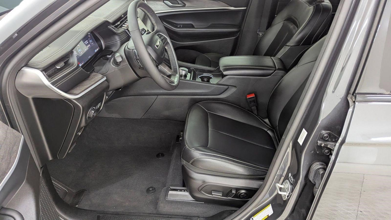 Used 2025 Jeep Grand Cherokee Limited RWD image 24
