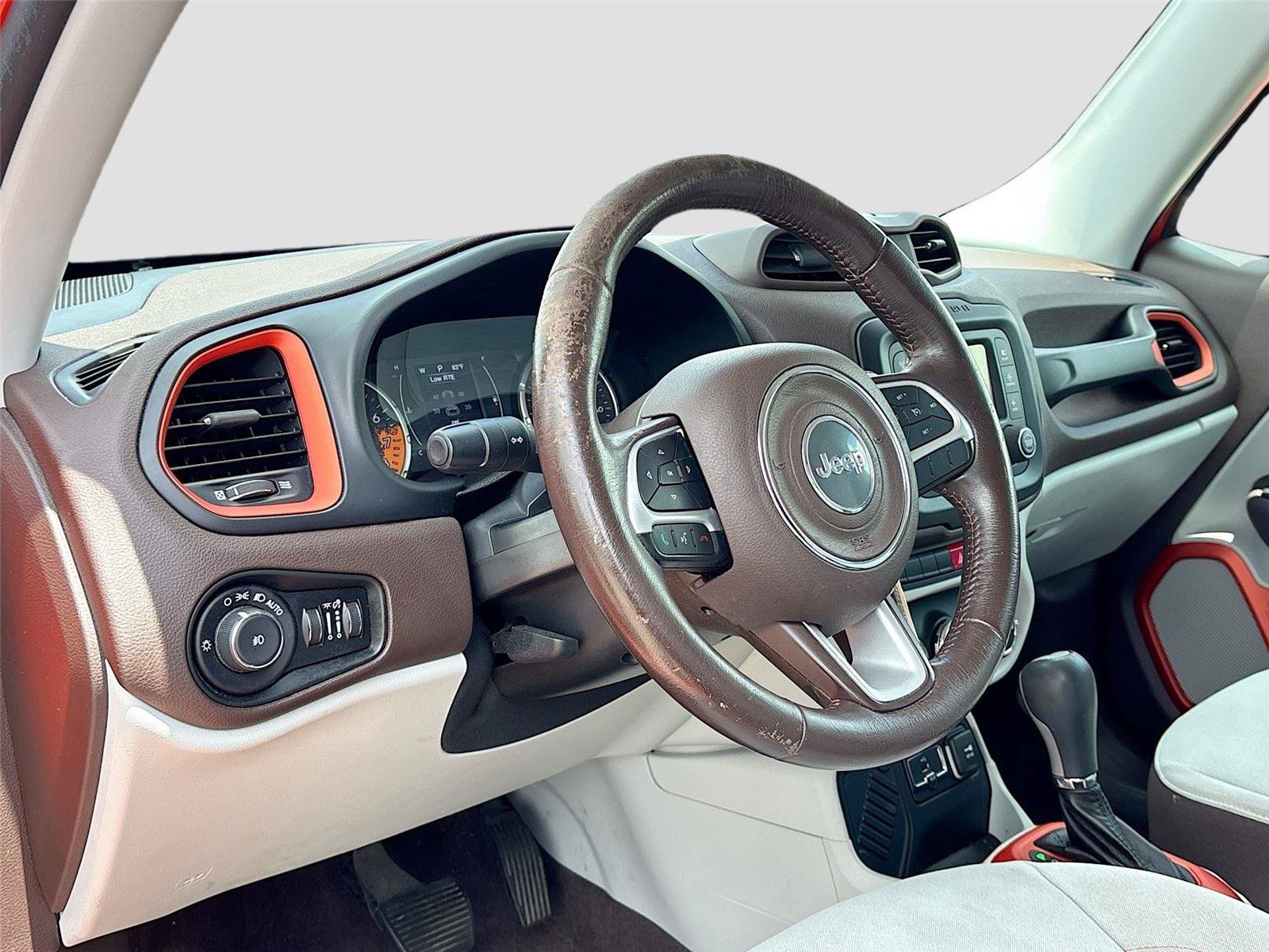 Used 2015 Jeep Renegade Latitude FWD image 19