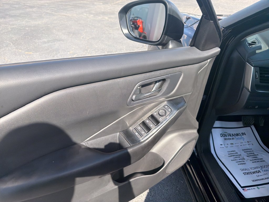 Used 2024 Nissan Rogue S AWD/4WD image 12