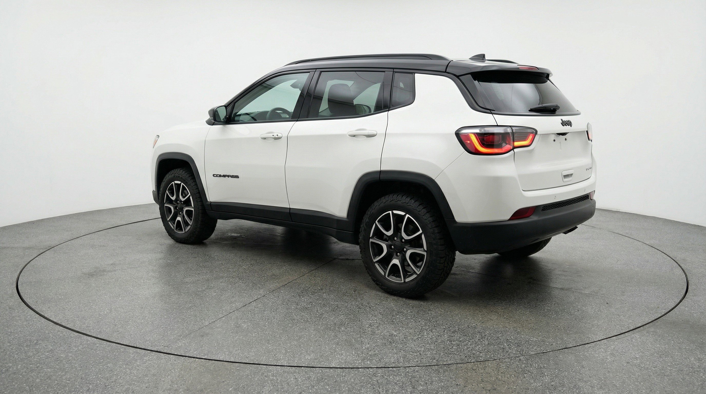 Used 2025 Jeep Compass Trailhawk AWD/4WD image 6