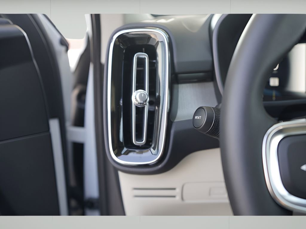 New 2025 Volvo XC40 B5 Ultra w/ Climate Package image 10