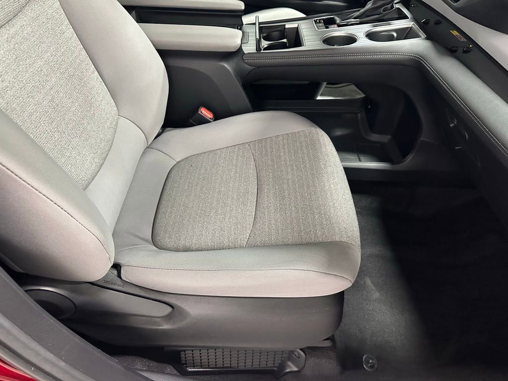Used 2025 Toyota Sienna LE image 61