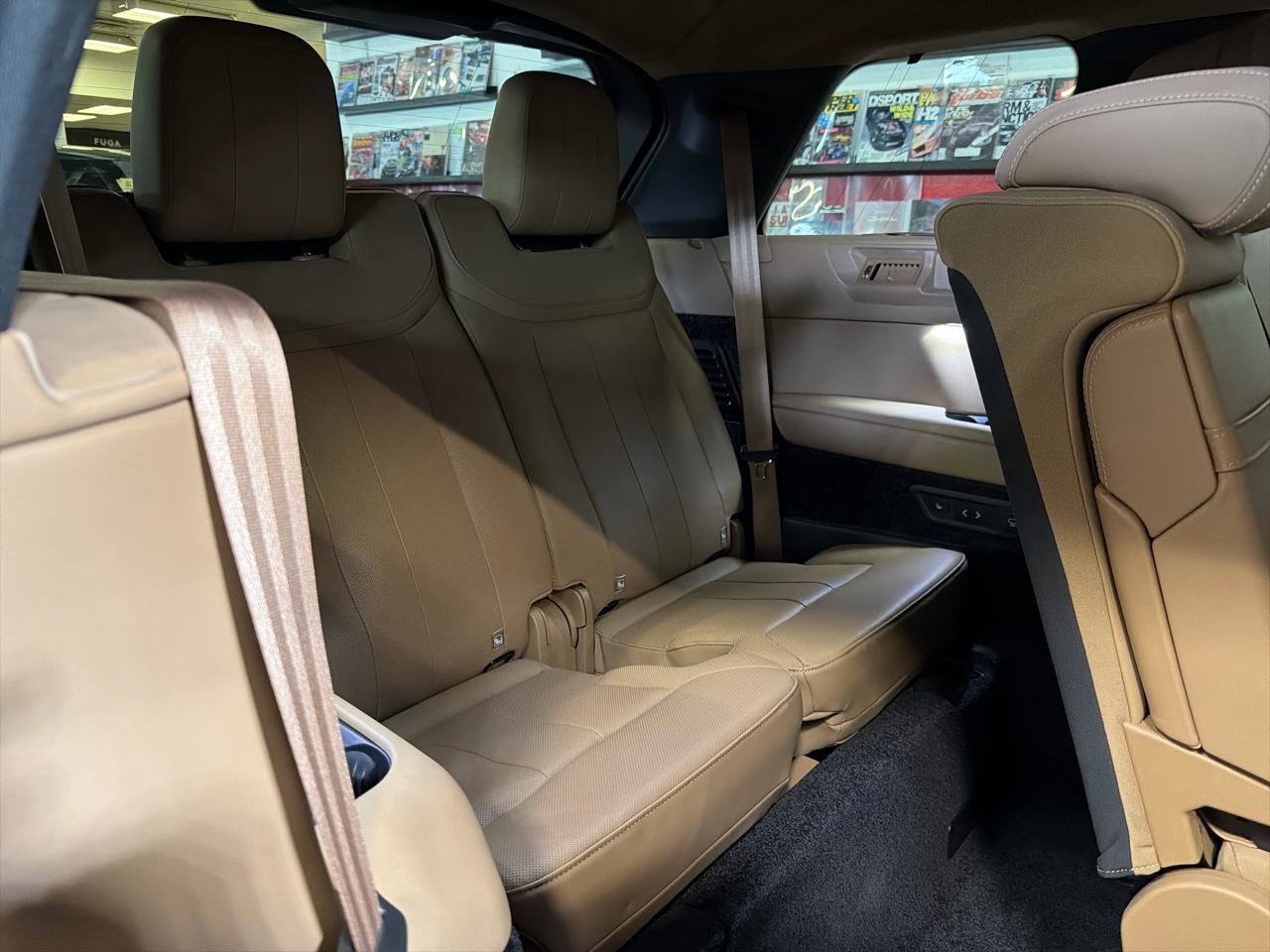 Used 2025 Land Rover Range Rover Long Wheelbase SE image 23