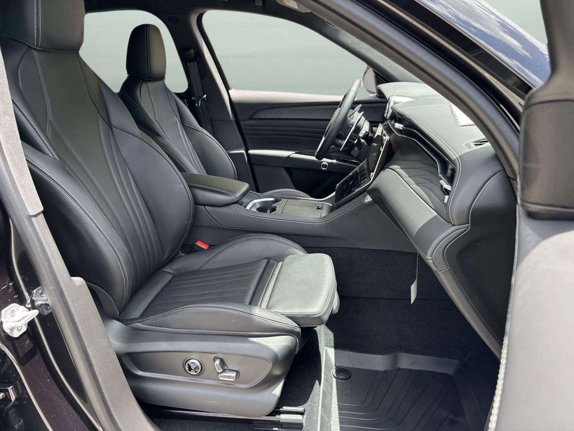 New 2025 Maserati Grecale GT image 20