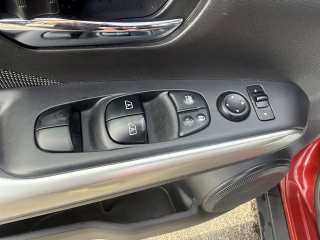 Used 2019 Nissan Kicks SV FWD image 8