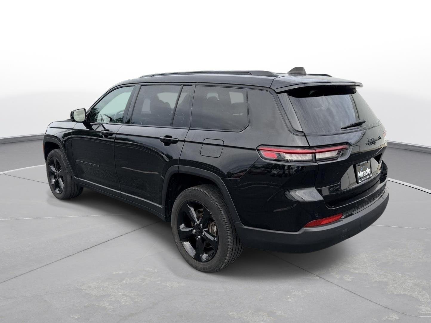 Used 2023 Jeep Grand Cherokee L Laredo AWD/4WD image 2