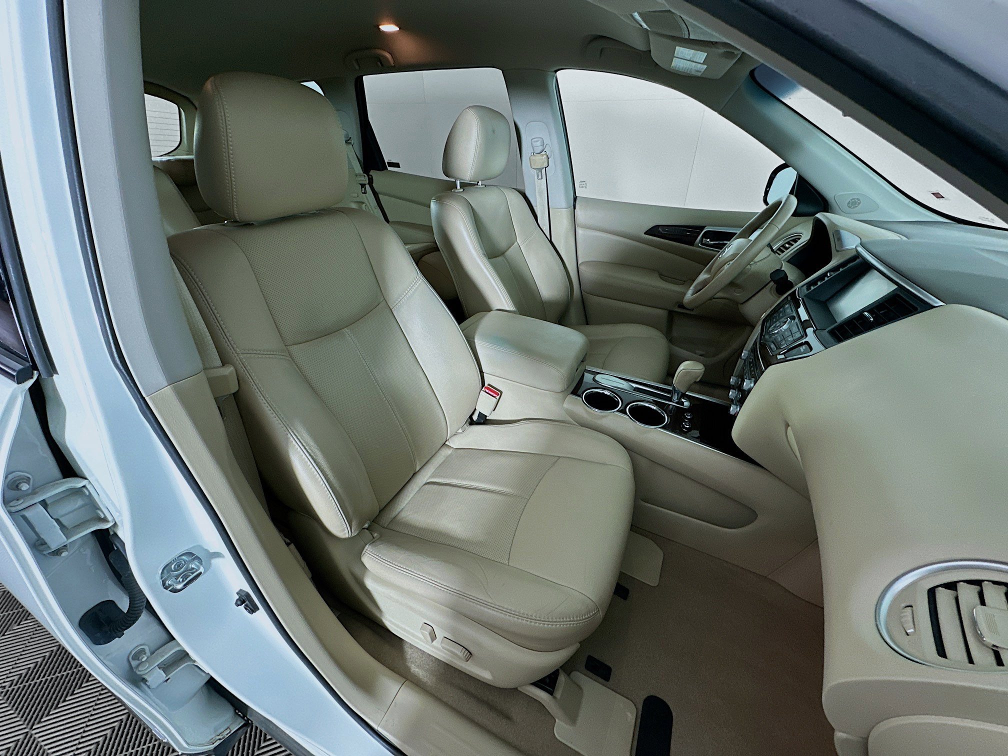 Used 2014 Nissan Pathfinder Platinum image 32