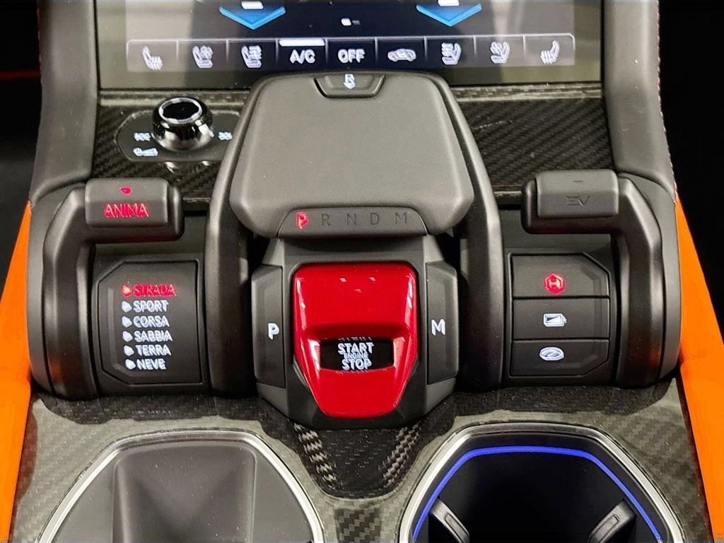 Used 2025 Lamborghini Urus SE AWD/4WD image 13