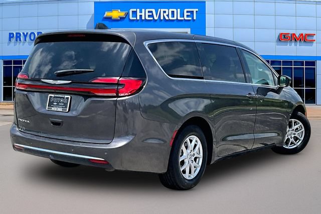 Used 2023 Chrysler Pacifica Touring-L FWD image 5
