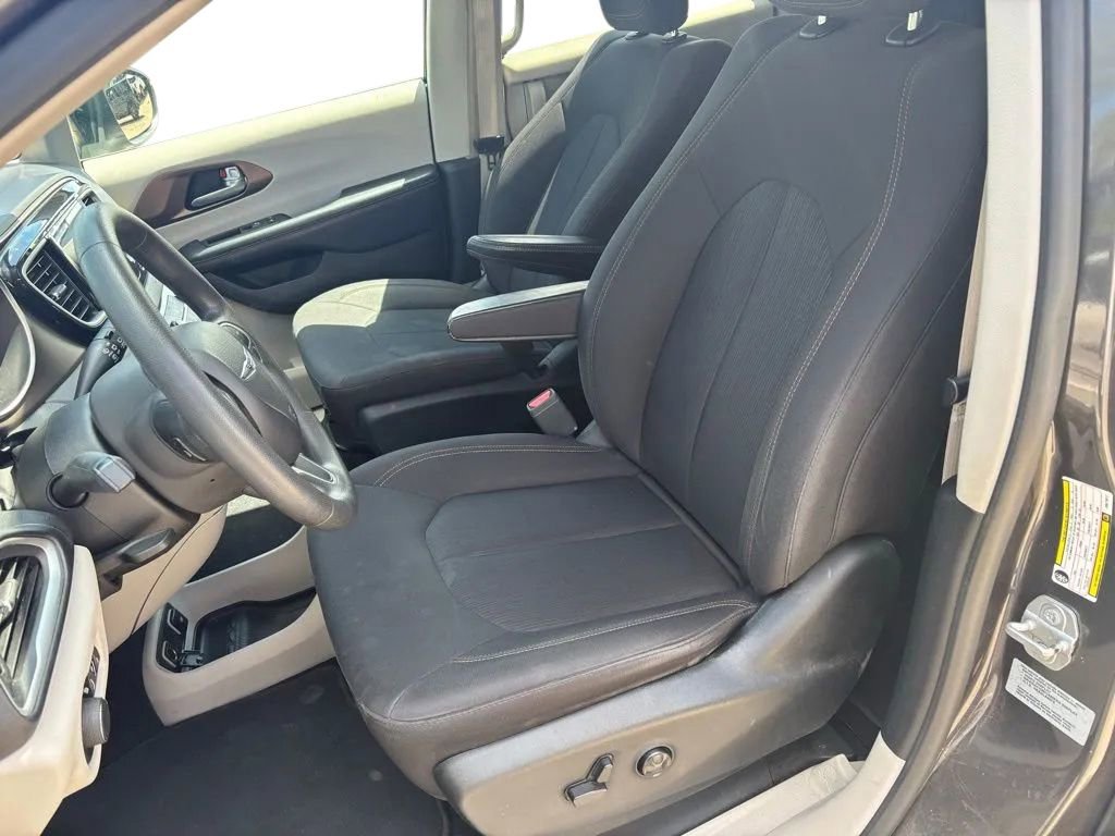 Used 2017 Chrysler Pacifica Touring w/ Tire & Wheel Group FWD image 20