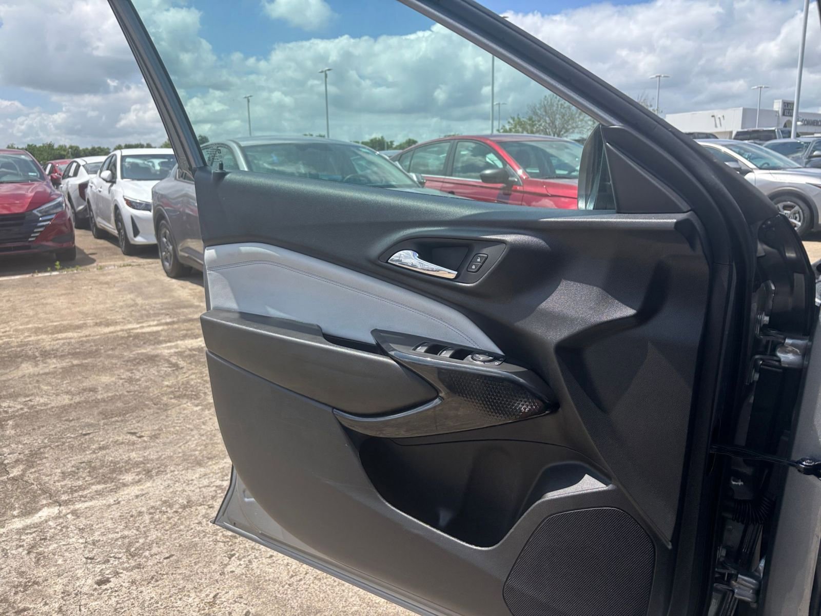 Used 2025 Chevrolet Trax LT w/ LT Convenience Package FWD image 18