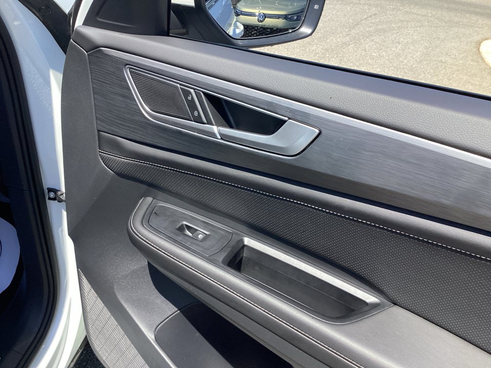 Certified 2026 Volkswagen Atlas Cross Sport SE w/ Panoramic Sunroof Package FWD image 31