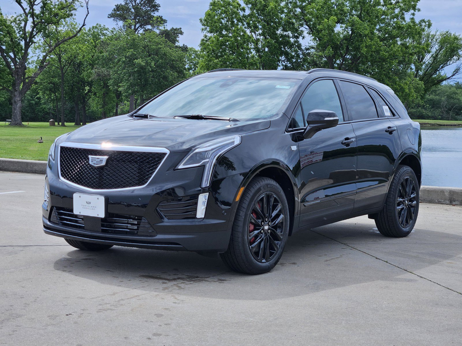 New 2026 Cadillac XT5 Sportv w/ LPO, Onyx Lite Package AWD/4WD image 2
