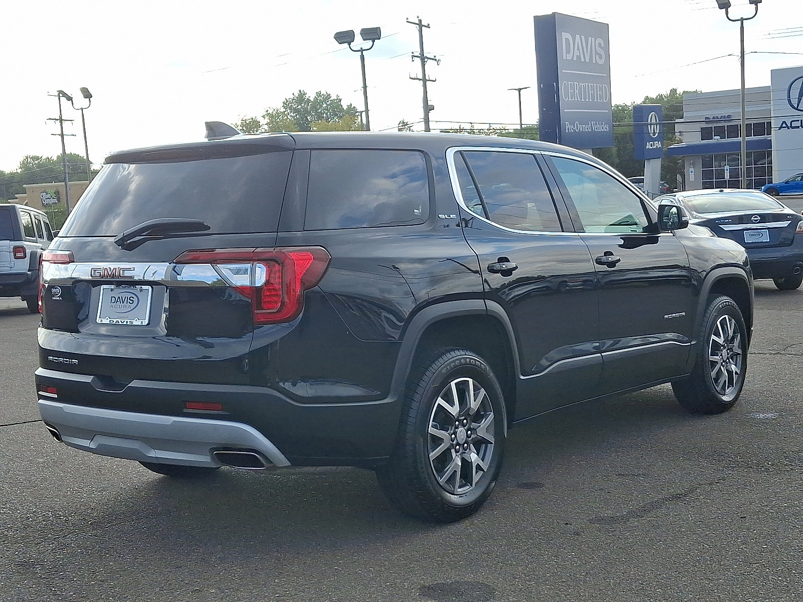 Used 2023 GMC Acadia SLE image 4