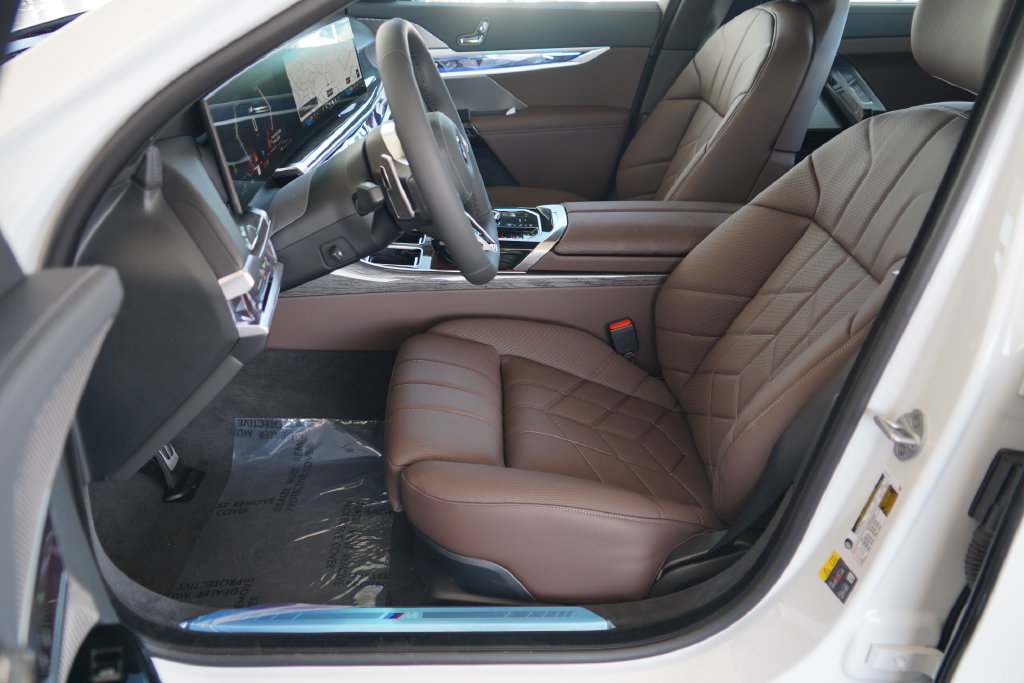 New 2026 BMW 750e xDrive w/ Premium Package AWD/4WD image 11