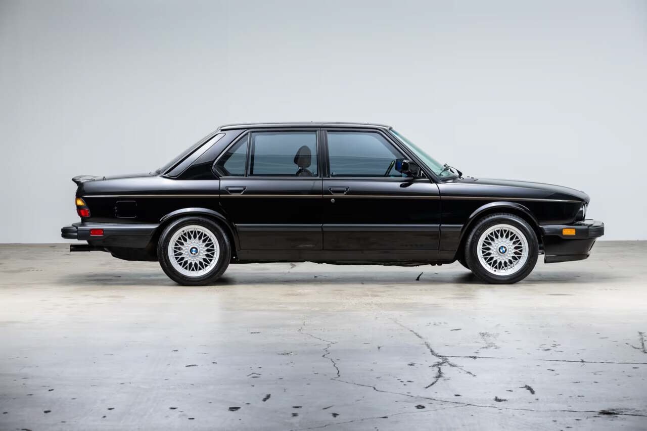 Used 1988 BMW M5 RWD image 5