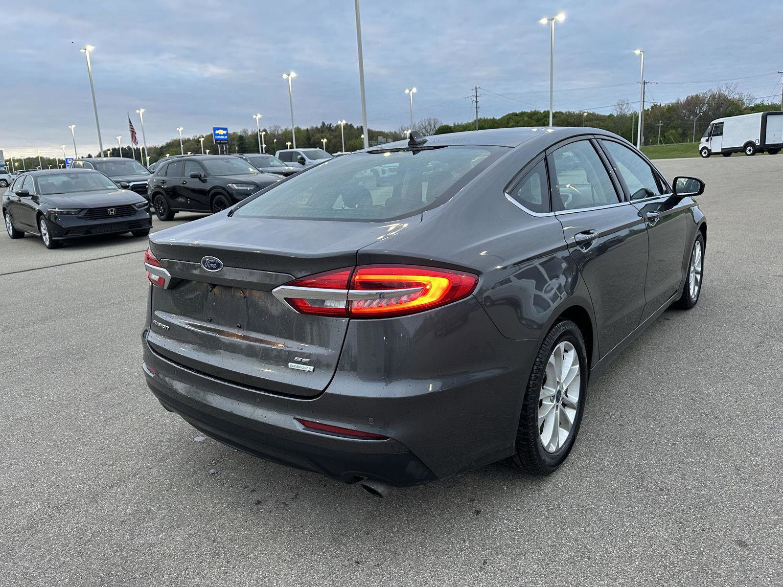 Used 2020 Ford Fusion SE FWD image 9