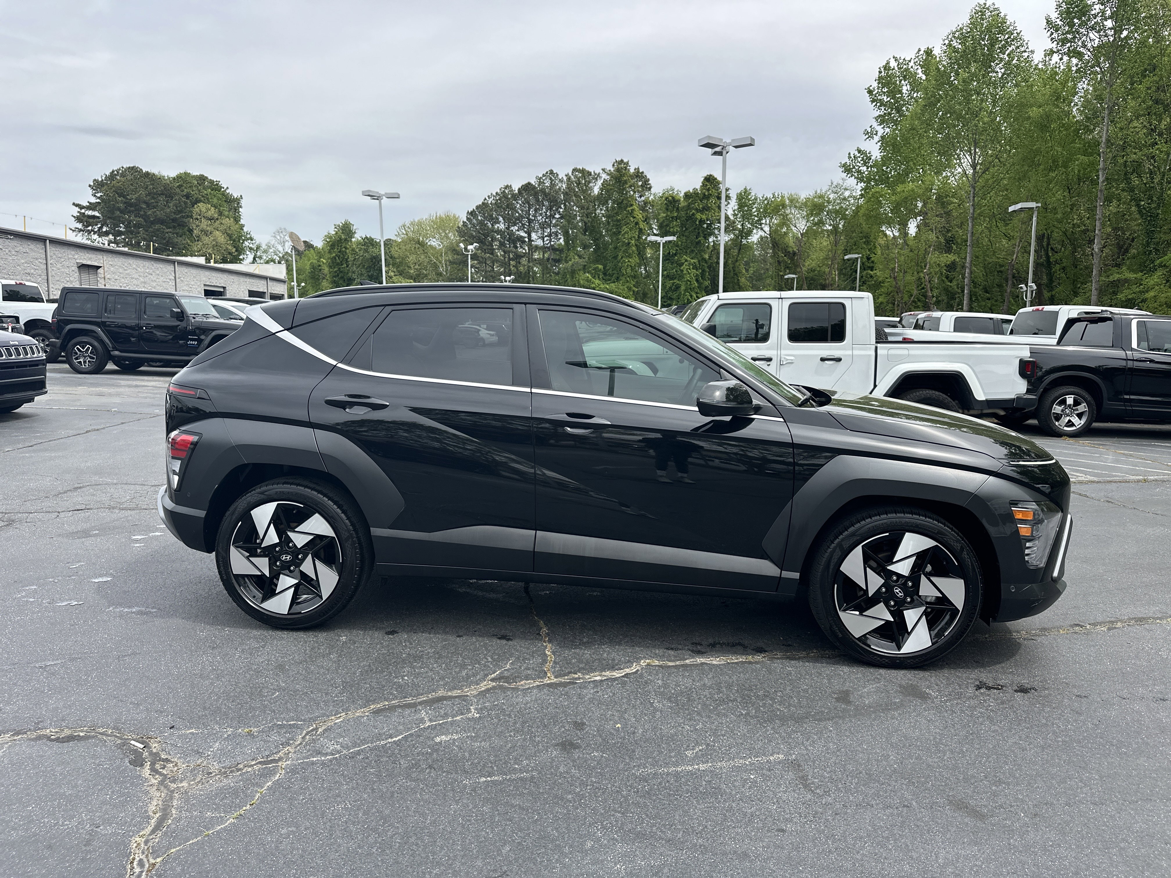Used 2025 Hyundai Kona Limited image 10