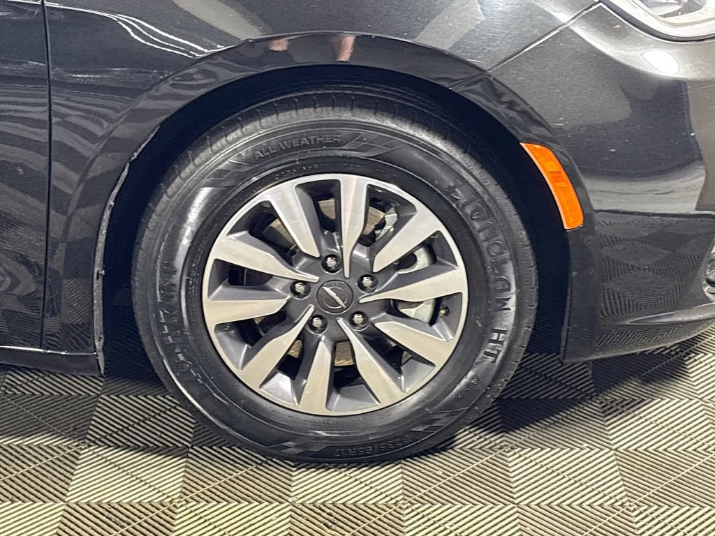 Used 2023 Chrysler Pacifica Touring-L FWD image 21