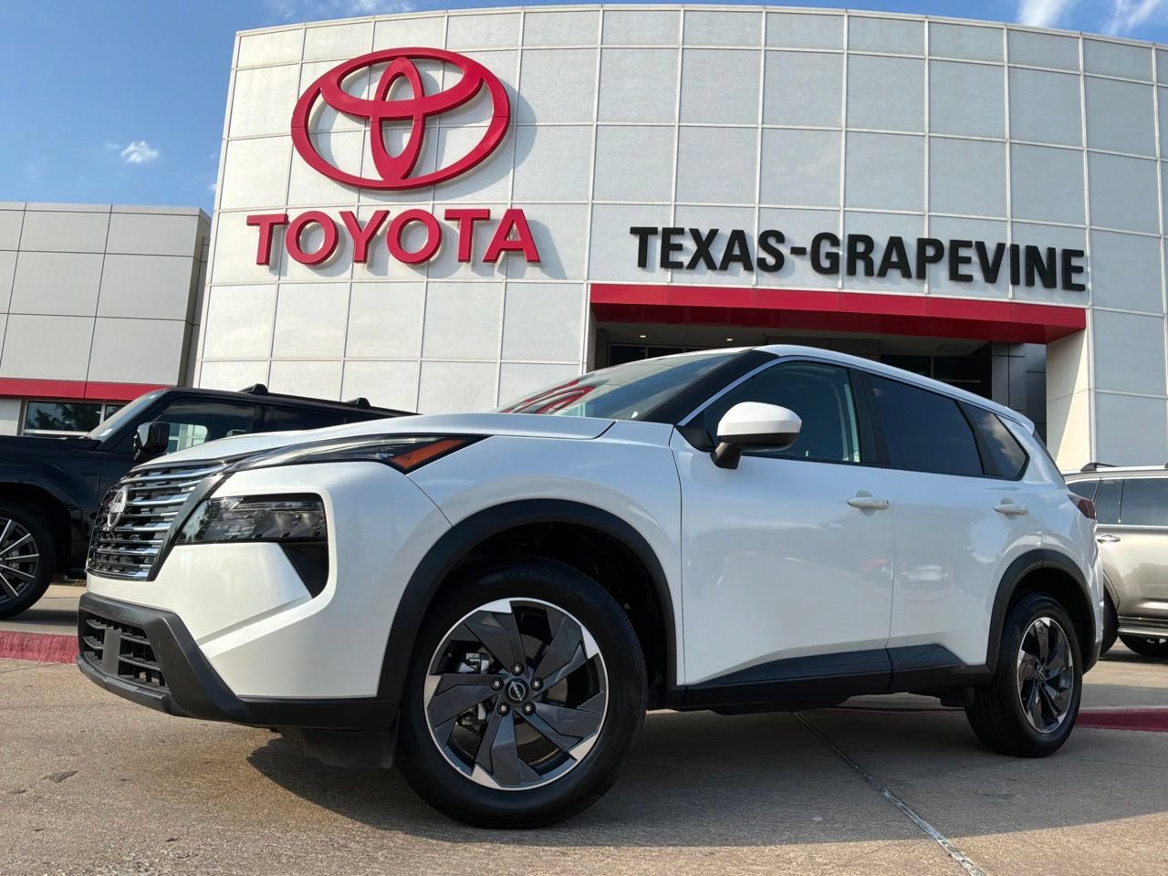 Used 2025 Nissan Rogue SV FWD image 2