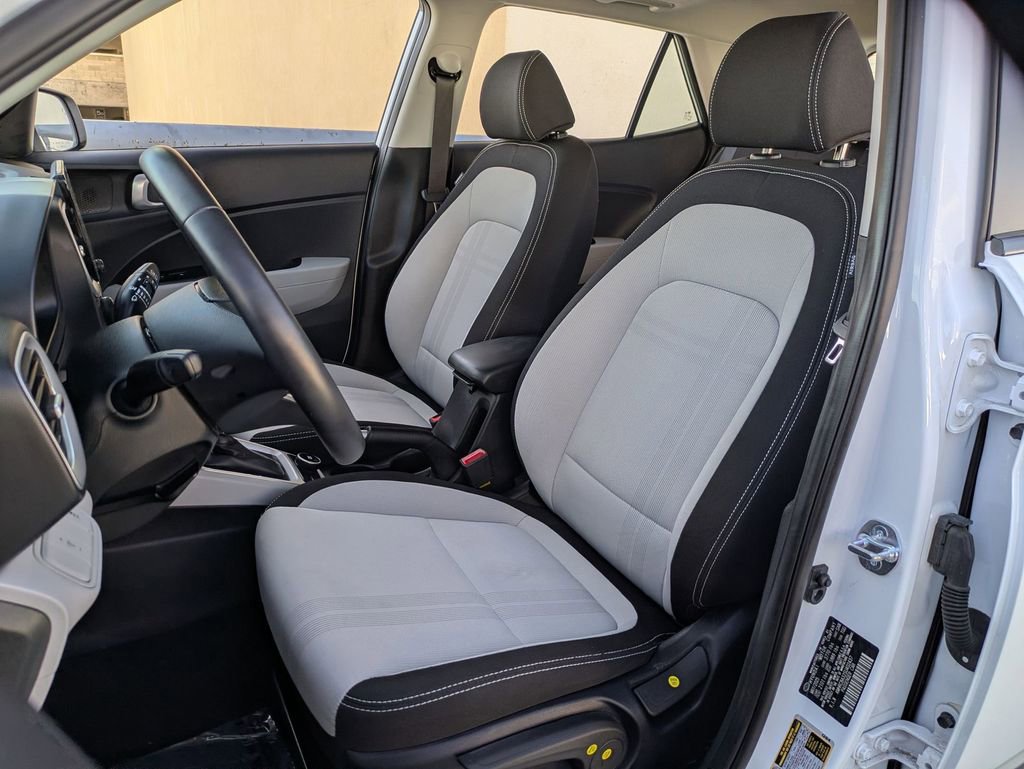 Used 2025 Hyundai Venue SEL image 23